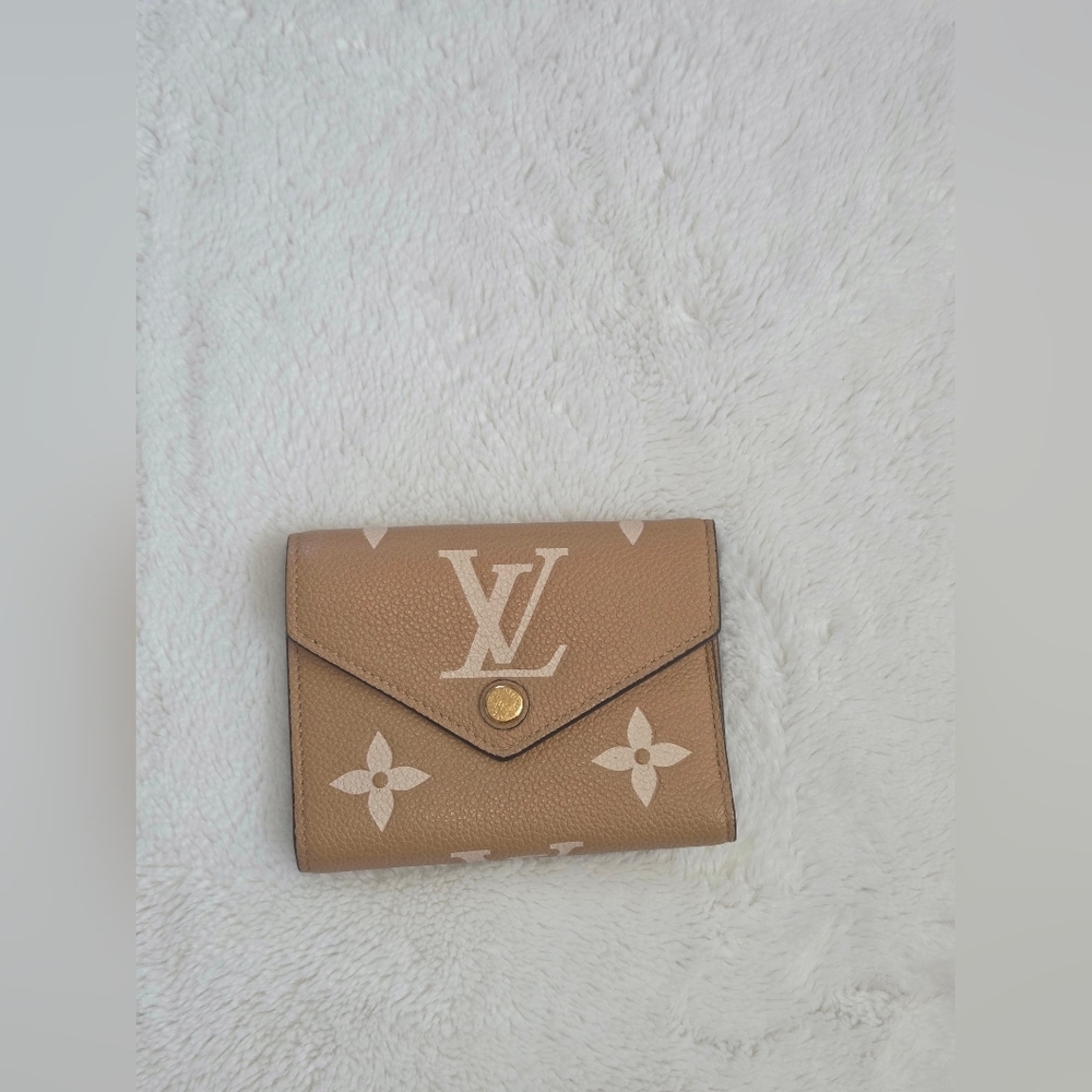 Louis Vuitton Victorine Wallet Arizona Beige Empreinte – EUC - Picture 3 of 7